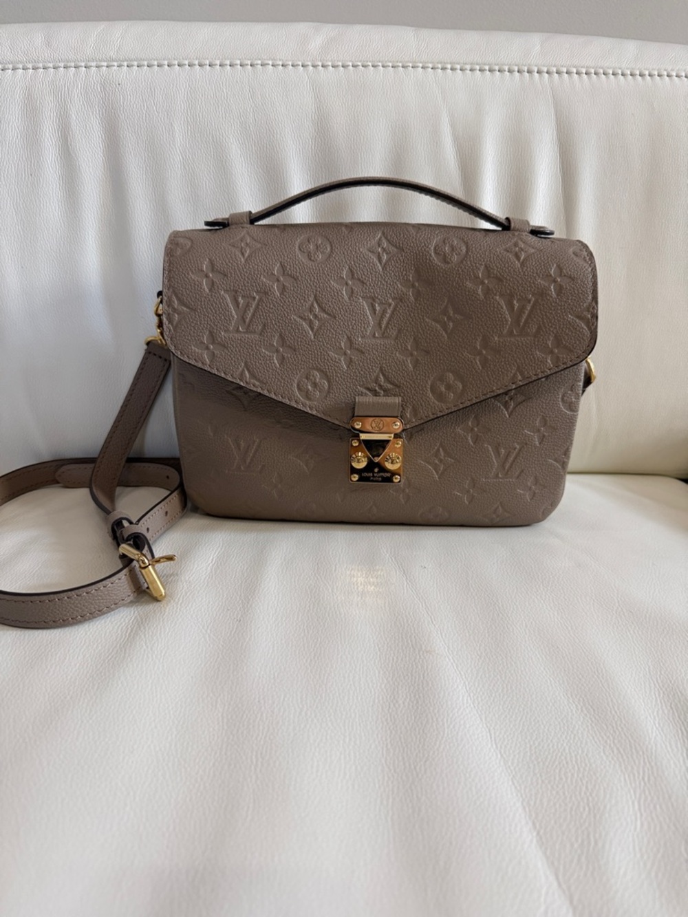Louis Vuitton  Pochette Metis